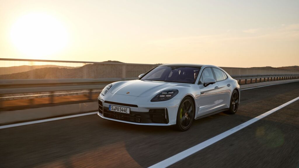 Car Rental Service in Dubai rent a Porsche Panamera in Dubai