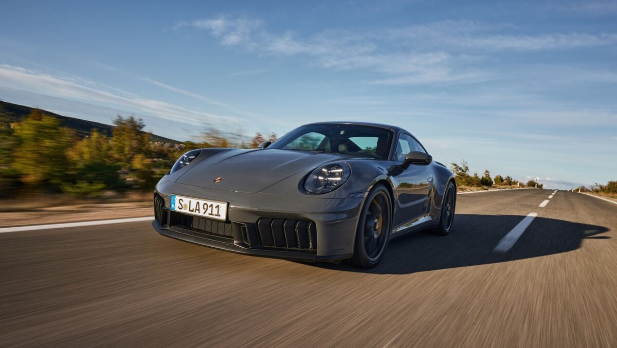 rental Porsche 911 in Dubai