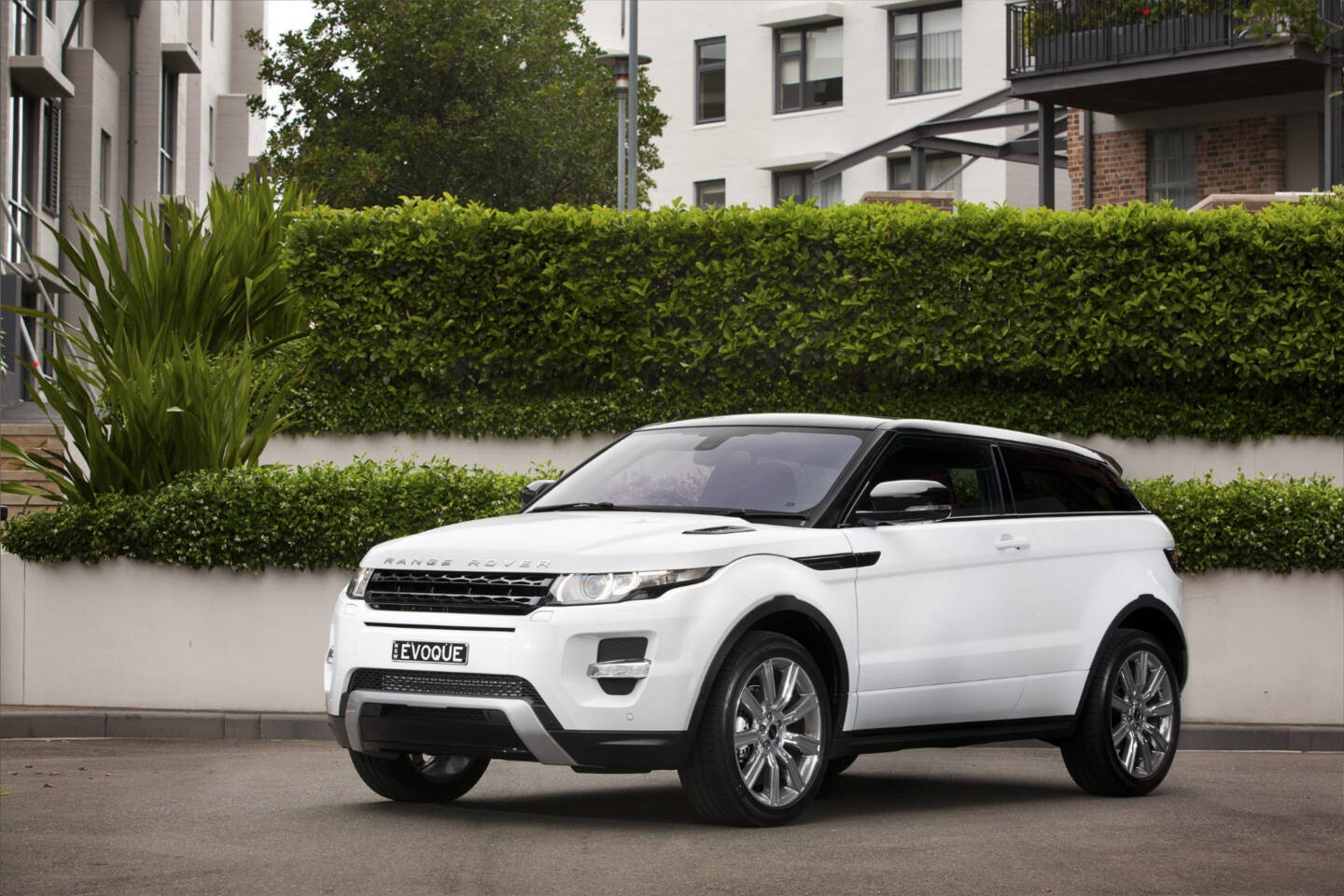 Rent Range Rover Vogue in Dubai