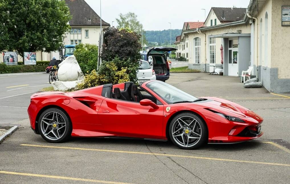 rent Ferrari in Dubai